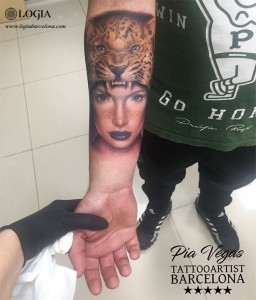 Tatuaje brazo tigre mujer - Logia Barcelona Pia Vegas 